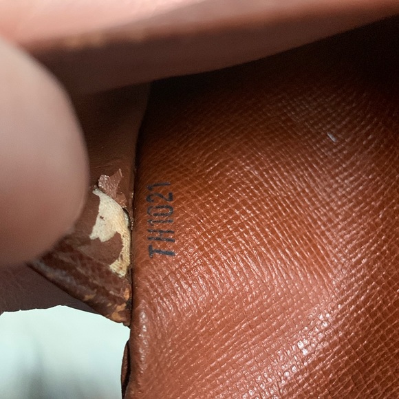 2001 authentic Louis Vuitton International Wallet - Picture 13 of 16